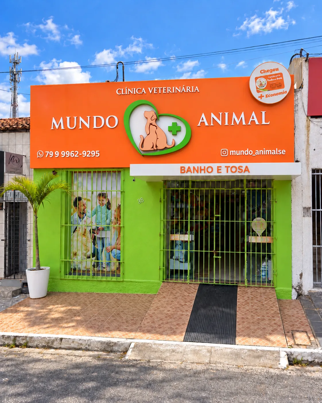 Fachada laranja e verde da Mundo Animal, imagem tratada a partir da referência real